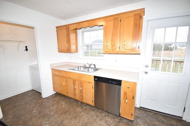 Building Photo - 3 Bedroom Pet Friendly Home For Rent Near ...