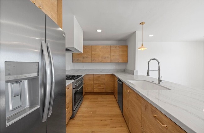 Building Photo - 3 Bed 2 Bath Townhouse For Rent in Pacific Beach.