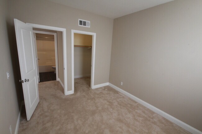Building Photo - Stunning 2 Bedroom/2.5 Bath Townhouse