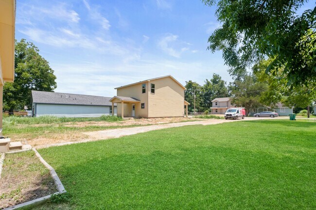 Building Photo - 2000 Bellview St