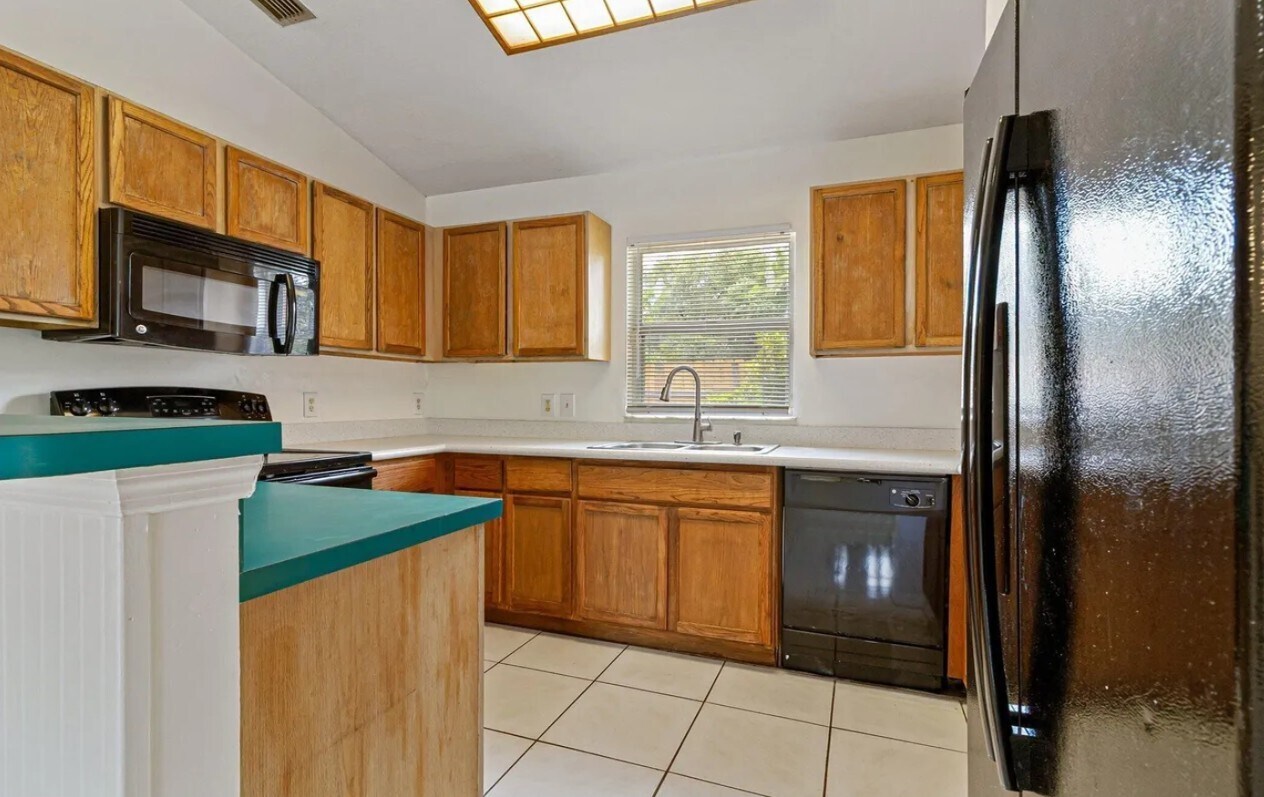 Kitchen - 1706 Apache St NE