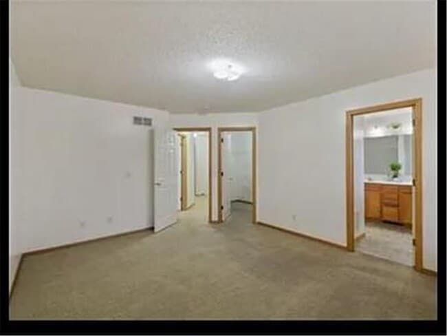 Building Photo - 10012 Iris Ln