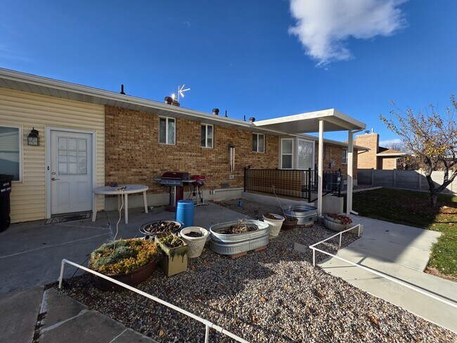 Building Photo - 7105 S 2530 W