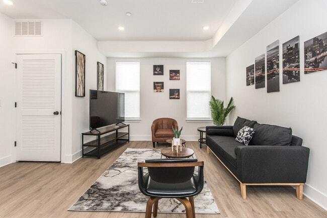 Building Photo - 2435 Master St