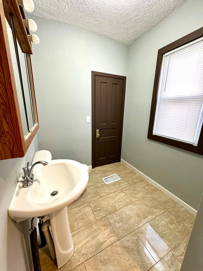 Building Photo - 408 S Gardiner Ave