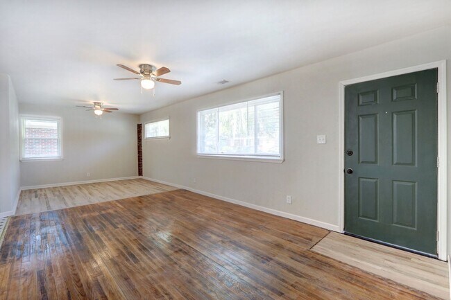 Building Photo - Nice Three Bedroom Single Family - Fenced ...