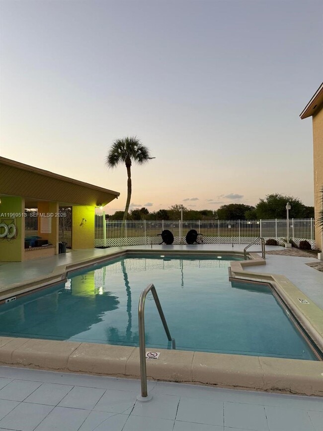 Building Photo - 271 W Park Dr