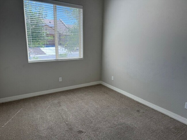 Building Photo - 5632 N Teaberry Ln