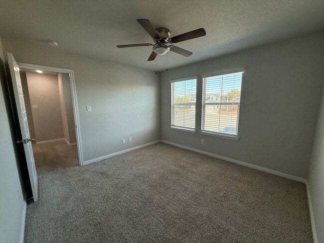 Building Photo - Charming 3-Bedroom Duplex in New Braunfels...