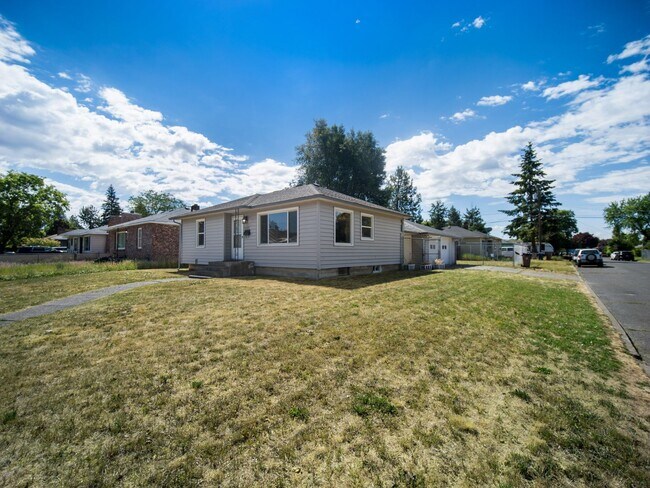 Building Photo - Charming Northwest Spokane Home | Minutes from Audubon Park & Downriver Golf Course