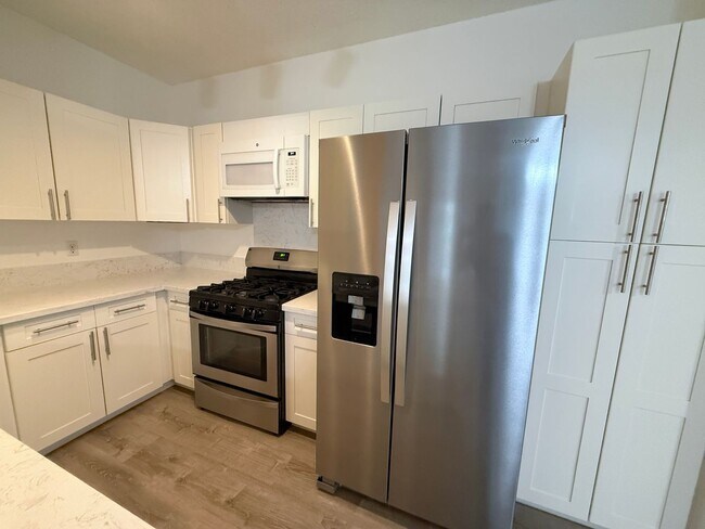 Building Photo - Palm Court 2 bedroom and 2 bathroom ground floor unit with 2 parking