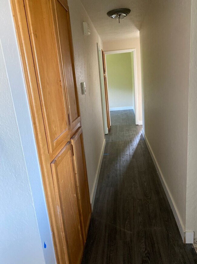 Building Photo - 4 Bedroom, 2 Bathroom House with Large Fen...