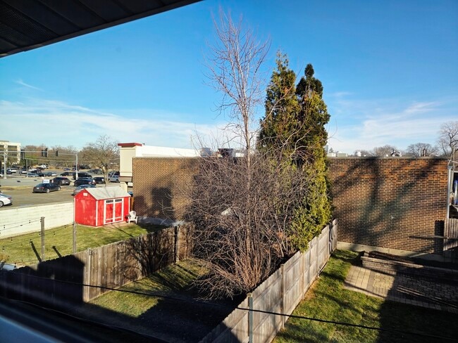 Building Photo - 828 Lavergne Ave