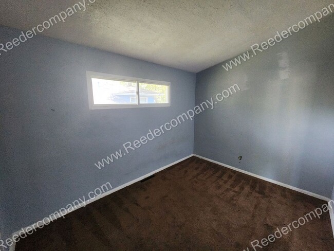 Building Photo - Spacious 3 bedroom 2 bathroom house Walkin...