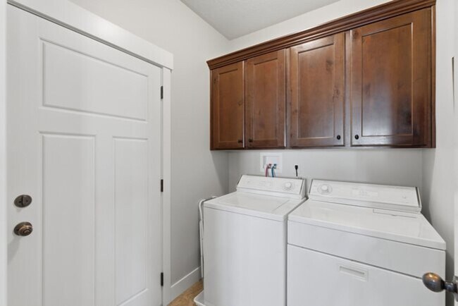 Building Photo - Beautiful Riverton Townhome in Gated Community!