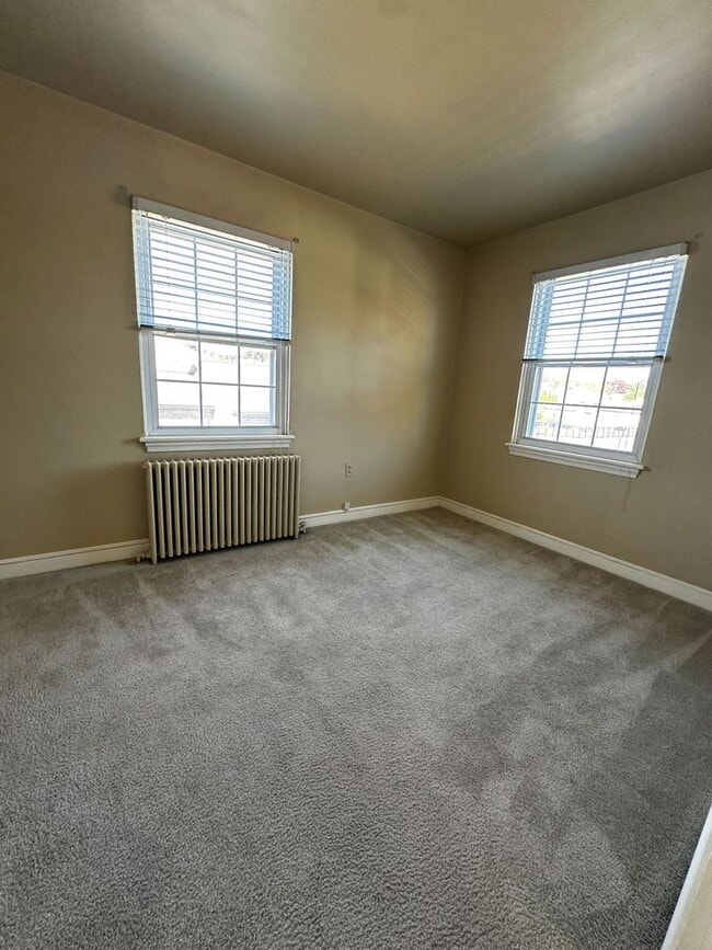 Building Photo - Spacious 2 Bedroom Home with Sunroom and Plenty of Storage!