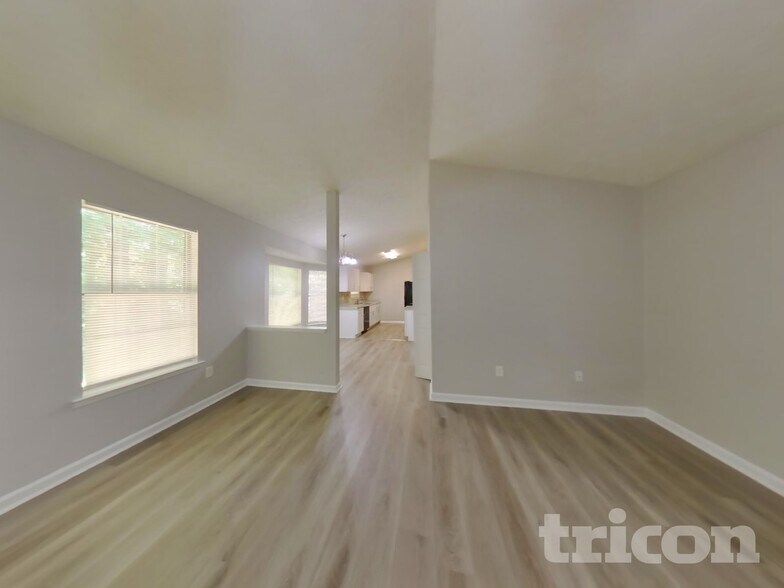 Building Photo - 270 Rosewood Dr