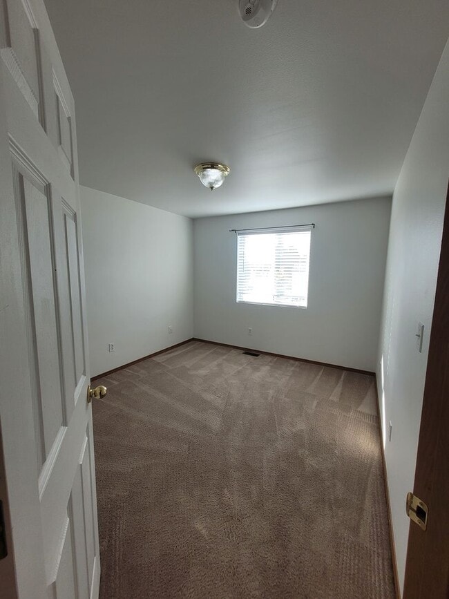 Building Photo - NOVEMBER RENT FREE - 4 Bedroom House in Ep...