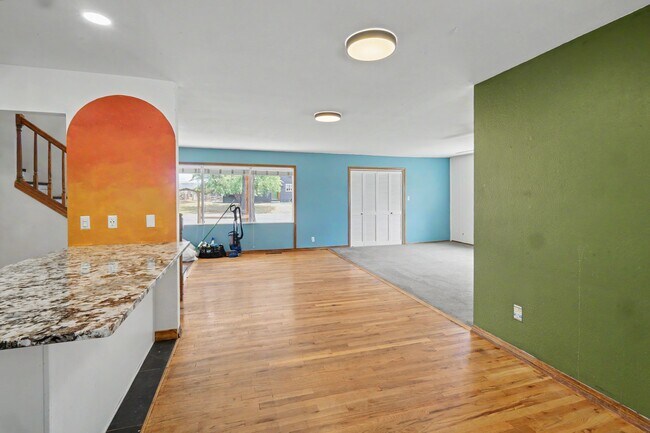 Building Photo - 305 Mesa Dr