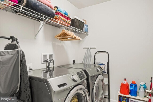 Building Photo - 42642 Burbank Terrace