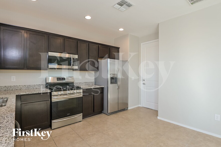 Building Photo - 2851 N Fair Oaks Ave