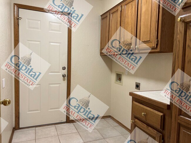 Building Photo - Beautiful 3 Bedroom W/ Move In Special