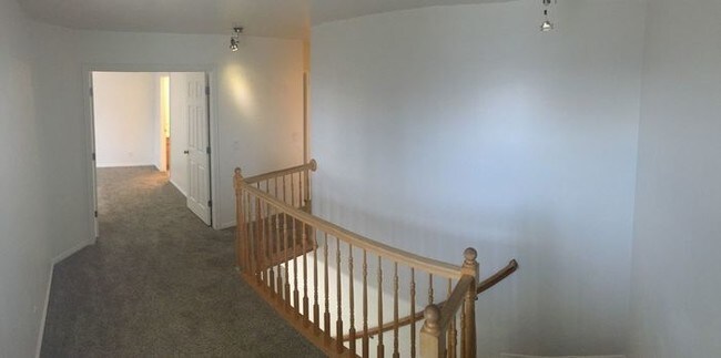 Building Photo - Large 4 Bed Townhome