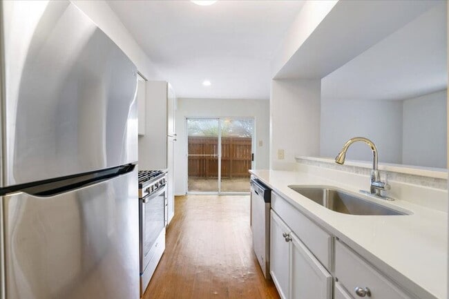 Building Photo - 1313 Southport Dr