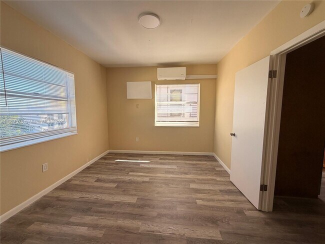 Building Photo - 1043 NW 2nd St