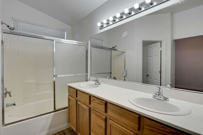 Building Photo - Charming Single-Story in Silverado Ranch!