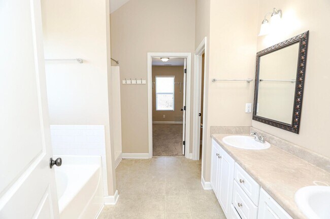 Building Photo - 4 Bedroom 2.5 Bath in Grovetown!