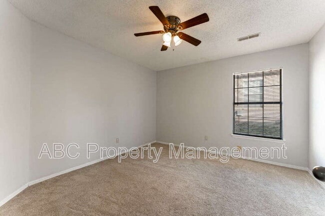 Building Photo - 5803 Samantha St