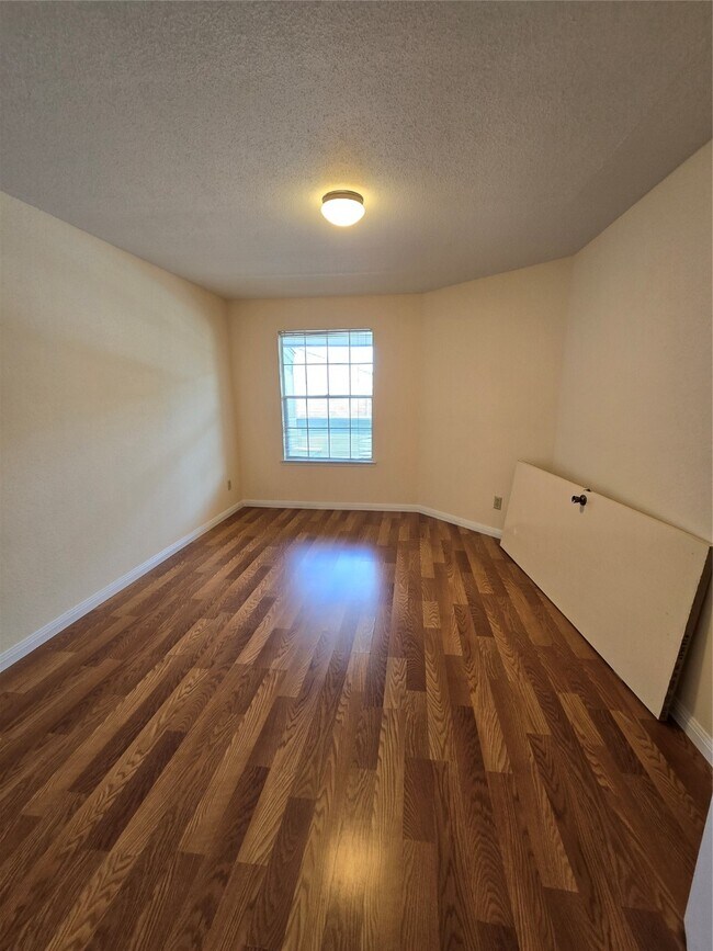 Building Photo - 9797 Leawood Blvd