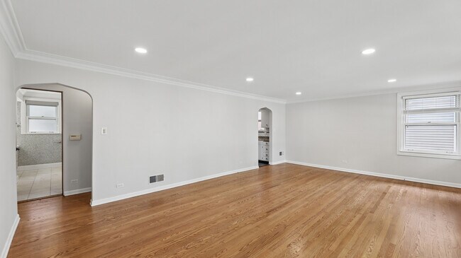 Building Photo - 893 S Poplar Ave