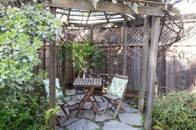 Building Photo - Stunning Menlo Park Townhome
