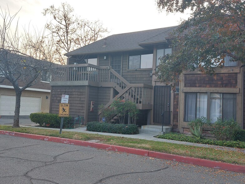 Building Photo - 927 S Downey Pl