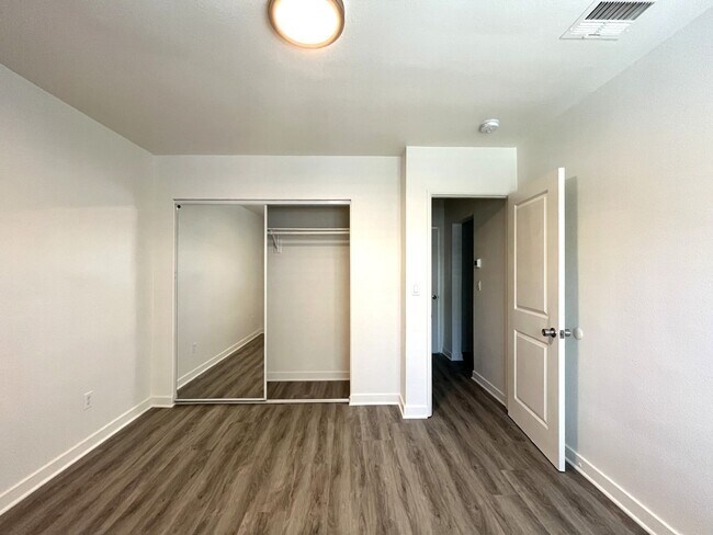 Building Photo - 1629 Kendall Dr