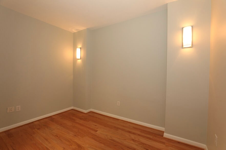 Building Photo - 1001 L St NW