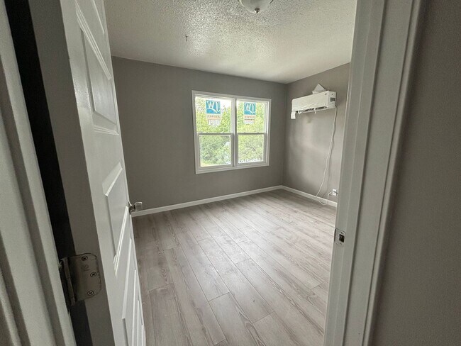 Building Photo - 4 Bed 2 Bath Home with Garage Near Swope PKWY Available NOW!