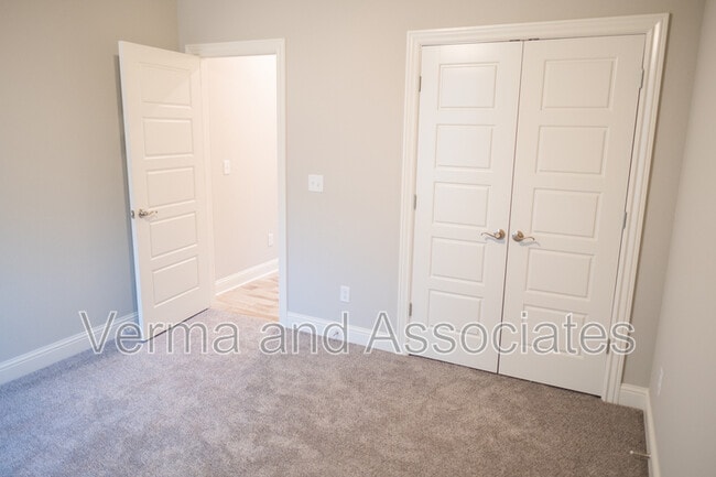 Building Photo - 940 E Skyline Lp