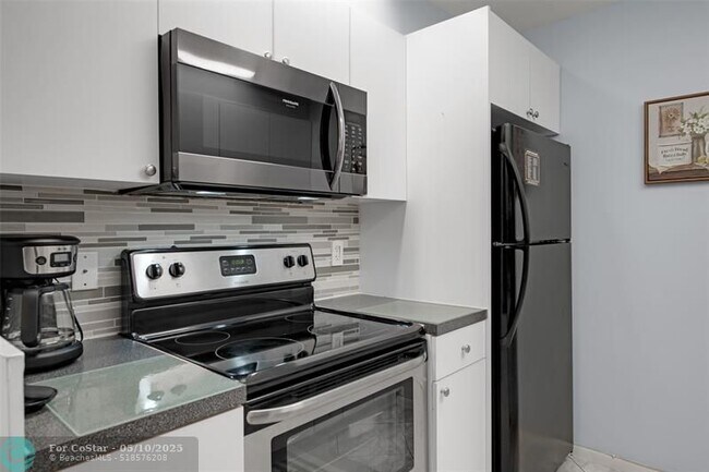 Building Photo - 4302 Martinique Cir