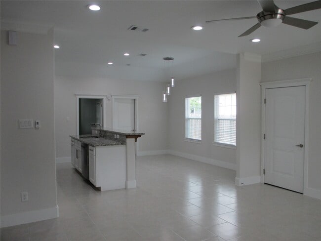 Building Photo - 1209 Elm St