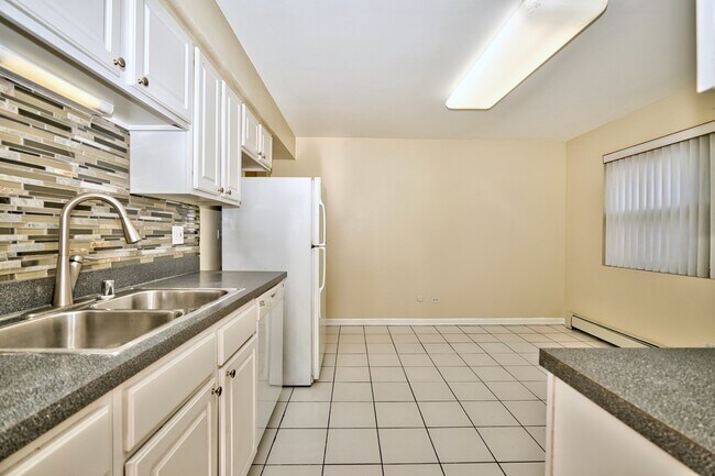 Building Photo - 1930 W Estes Ave