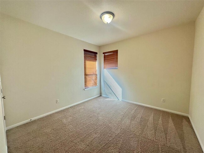 Building Photo - 911 Copper Lake Rd