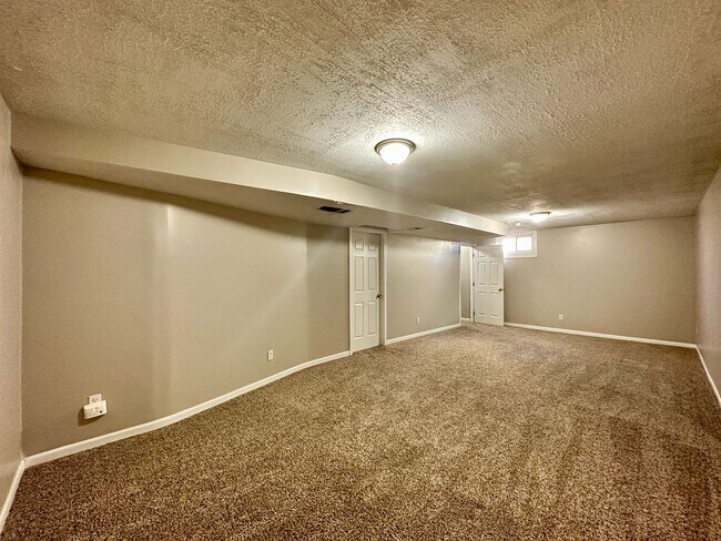 Building Photo - **BRAND NEW CARPETS** Beautiful Home in Bl...