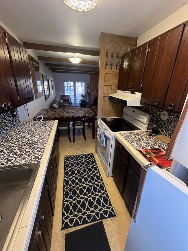 Building Photo - 405 Cam De La Placita