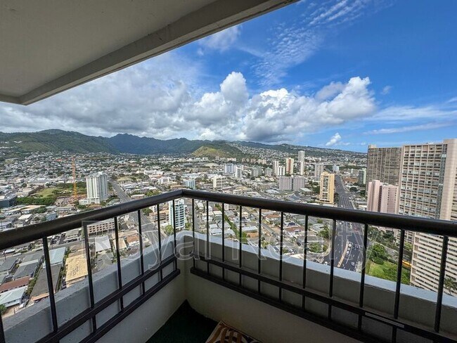 Building Photo - 2333 Kapiolani Blvd