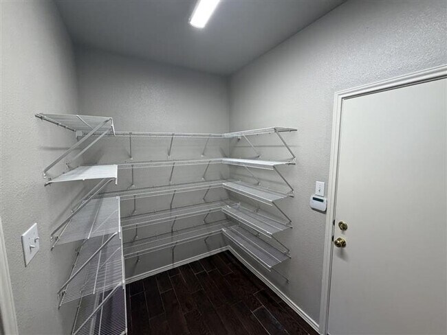 Building Photo - Large 4 bedroom / 2.5 bathroom home in Alamo Ranch