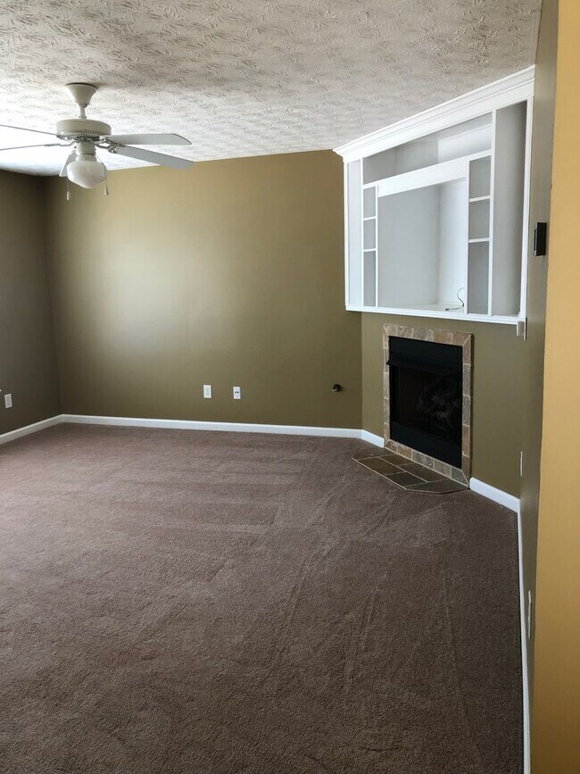 Building Photo - 3 bed/ 3 bath Townhouse