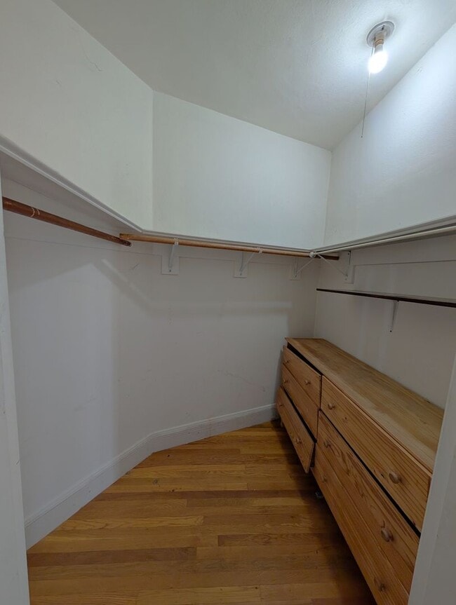 Building Photo - Spacious one-bedroom apartment with Harwoo...